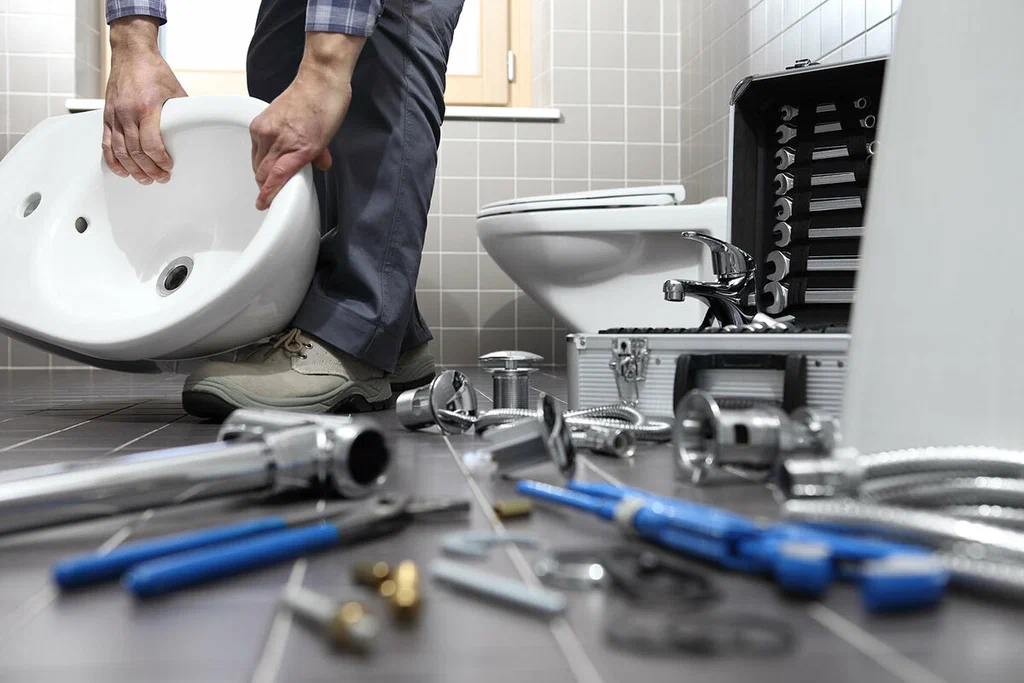 Plumbing tools prepared for a bathroom repair in Oviedo